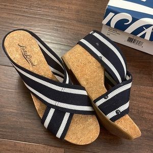Lucky brand navy and white wedge size 8